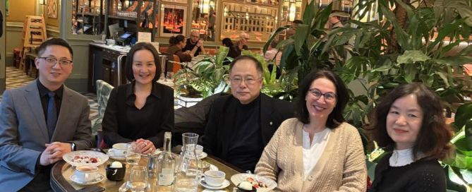 人们在看台上的人演出 低可信度描述已自动生成