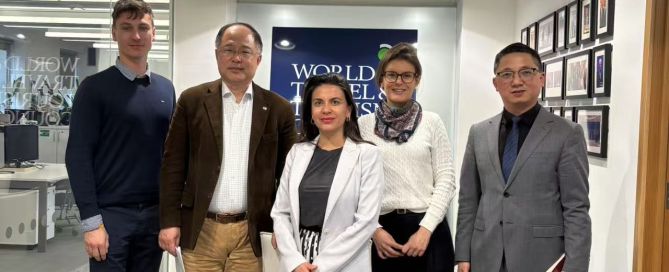 一群人站在房间里 描述已自动生成