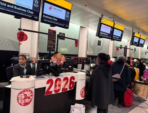 伦敦希思罗送行除夕抵华游客 中英三城联动共庆中国年